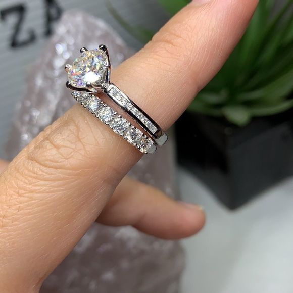 Sparkly 14kt and 18kt white gold bridal wedding ring set - Picture 7 of 9